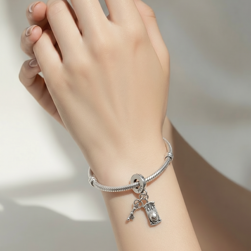 Charm Colgante Sr. Picaporte y Llave – Alicia en el País de las Maravillas