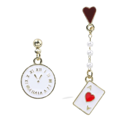 Pendientes Asimétricos Alicia – Reloj y Carta de Corazones
