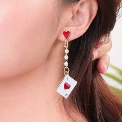 Pendientes Asimétricos Alicia – Reloj y Carta de Corazones
